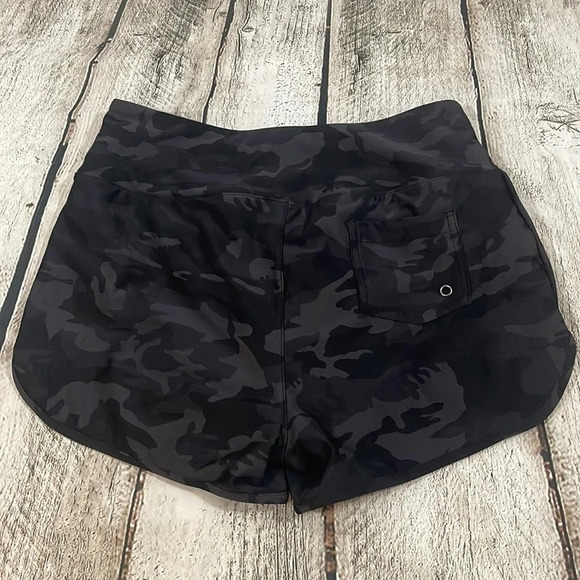 Women’s camouflage shorts Small - Picture 3 of 3